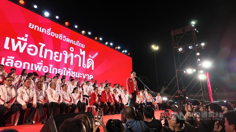 泰國2月大選，為泰黨8日晚間在曼谷市政府前廣場舉行首場大型造勢晚會，吸引支持者參加，場面熱鬧。中央社記者李宗憲曼谷攝　115年1月9日