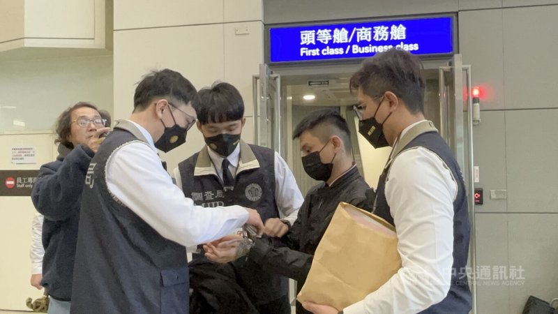 法務部調查局與泰國移民局合作,9日下午從泰國曼谷押解涉犯運毒案的陳姓通緝犯(右2)搭機返台,後續將解送基隆地檢署歸案。中央社記者葉臻攝 115年1月9日