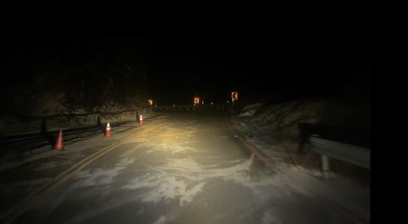 受強烈大陸冷氣團影響，合歡山區低溫，公路局9日宣布，台14甲線鳶峰至大禹嶺路毀，台8線109公里至110公里大禹嶺路段部分路面結冰積雪未融，限加掛雪鏈通行。（公路局提供）中央社記者吳哲豪傳真　115年1月9日
