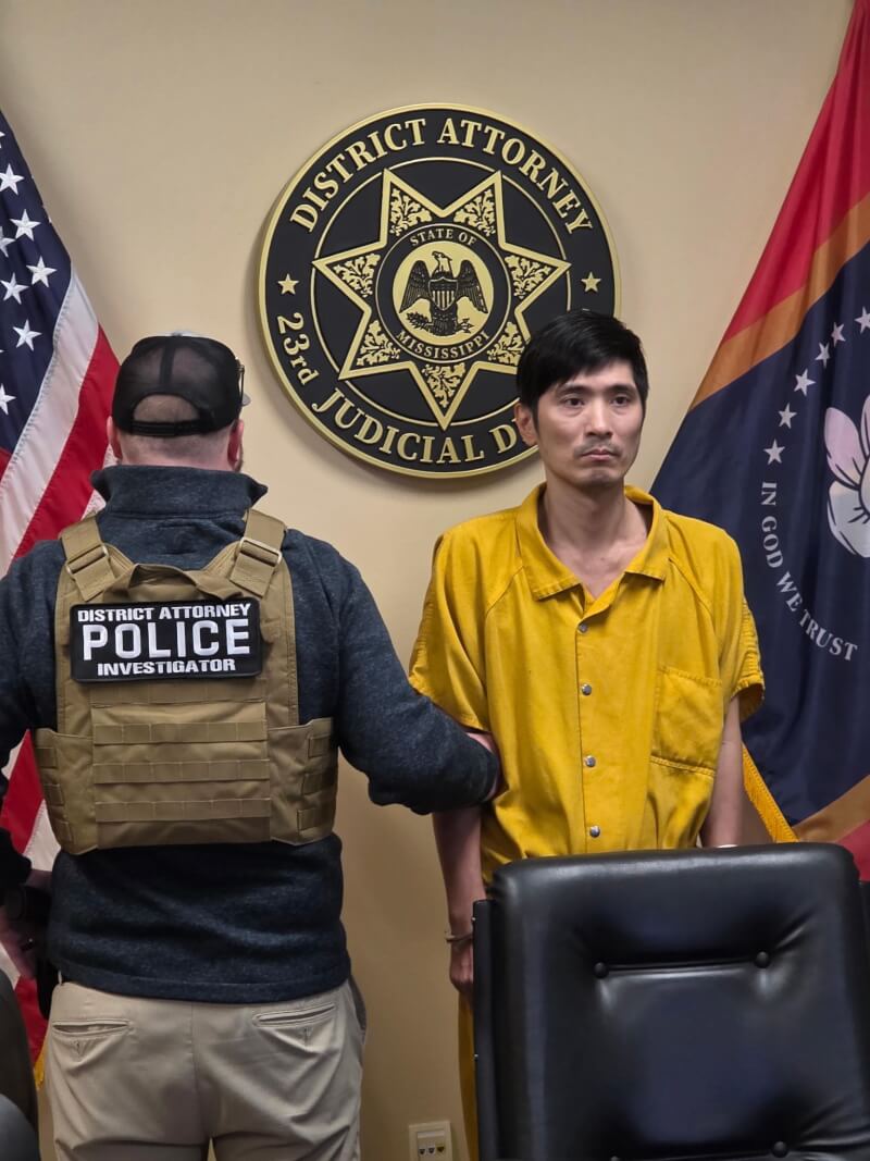 44歲台灣男子賴佳（Chia Lai，音譯，右）涉嫌以「高壓金融詐騙法」掏空多名美國密西西比州老年人帳戶、取得數百萬美元，5日於洛杉磯國際機場遭逮。（圖取自facebook.com/desotoda）