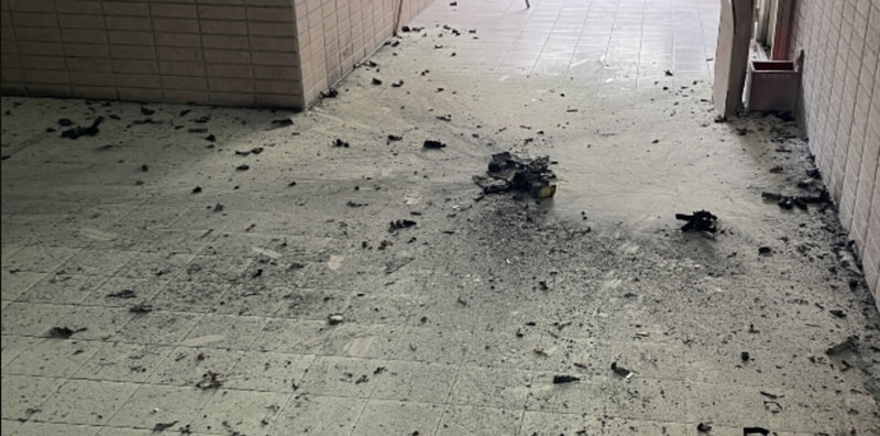 國立高雄科技大學旗津校區9日中午發生火警，消防局到場時確認為小型鋰電池自燃冒煙，現場人員已將電池放在走廊空間，並無火勢，也無人受傷受困。（高雄市消防局提供）中央社記者洪學廣傳真　115年1月9日