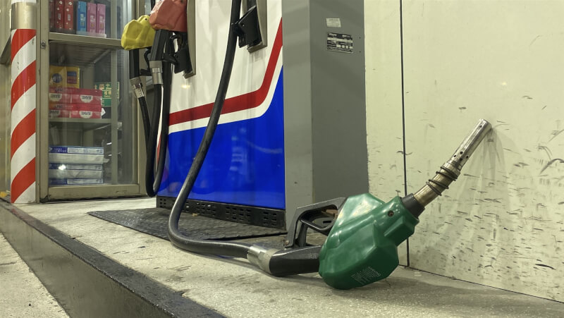 新北板橋民族路加油站9日疑遭點火，圖為掉落地上油槍。中央社記者黃旭昇攝　115年1月9日