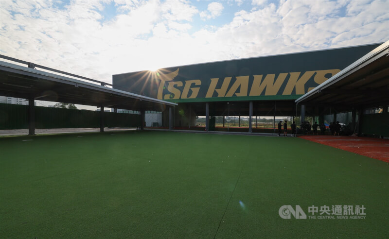 台鋼集團斥資新台幣3億元打造「皇鷹學院」訓練基地,中華職棒台鋼雄鷹隊今年球季進駐,投手練習的戶外牛棚有6道。中央社記者張新偉攝 115年1月9日