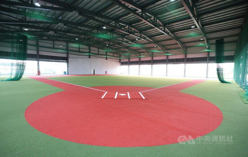 台鋼集團斥資新台幣3億元,在台鋼科技大學設立「皇鷹學院」訓練基地,9日帶領媒體「開箱」,中華職棒台鋼雄鷹隊大型室內訓練場亮相。中央社記者張新偉攝 115年1月9日