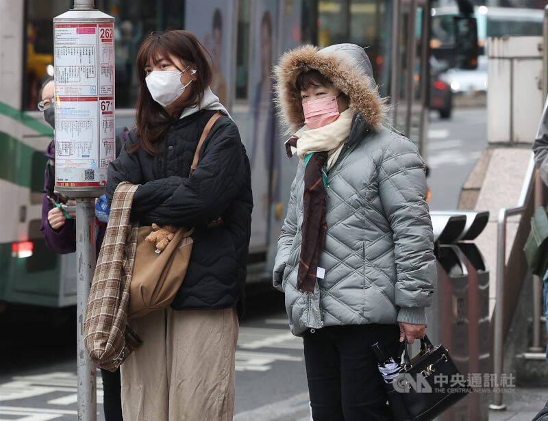氣象署9日下午更新低溫特報，受輻射冷卻影響，10日20縣市亮低溫燈號。圖為台北市中正區外出民眾做好保暖準備。（中央社檔案照片）