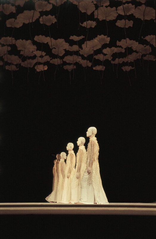 睽違9年，日本舞踏山海塾再度訪台，帶來已故創辦人天兒牛大畢生經典唯美之作「影見－水鏡之彼方」。（新象藝術提供）中央社  115年1月9日