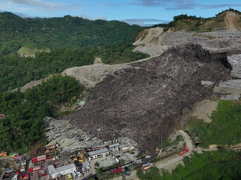 菲律賓中部一處垃圾掩埋場8日發生崩塌，圖為坍塌事發現場。（美聯社）