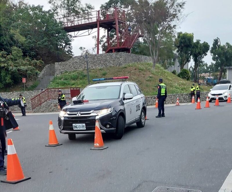 台東警方8日傍晚在延平鄉主要進出口設置路障進行酒測攔檢,當地縣議員表示,此種針對部落的臨檢,不符合比例原則,執法方式容易被認為是針對部落,以衝業績為目的,部落族人反對。(古志成提供)中央社記者盧太城台東傳真 115年1月9日