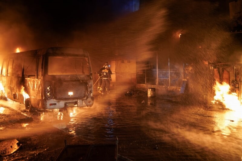 敘利亞阿勒坡救援人員8日撲滅因砲擊引發的大火。（路透社）