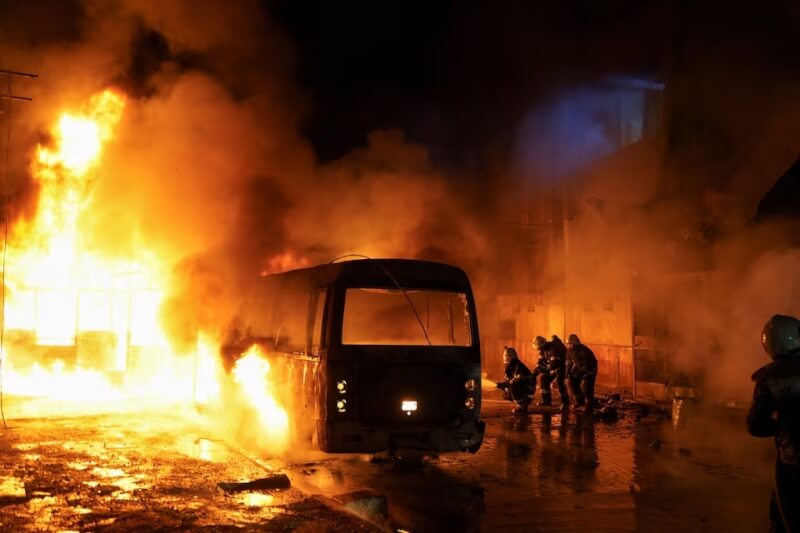 敘利亞北部城市阿勒坡8日遭砲擊引起火災，民防人員試圖撲滅火勢。（路透社）