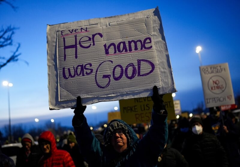 美國移民官員8日在明尼蘇達州明尼阿波利斯市槍殺一名女子，引發民眾上街抗議。（路透社）