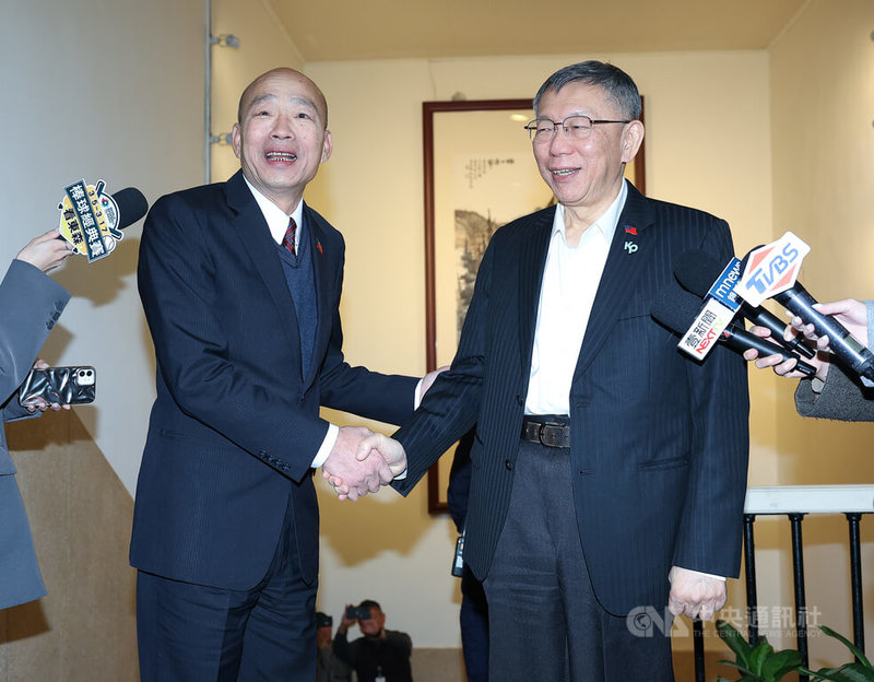 前民眾黨主席柯文哲（右）9日下午拜會立法院長韓國瑜（左），會後，韓國瑜送柯文哲離開時，兩人握手致意。中央社記者謝佳璋攝　115年1月9日