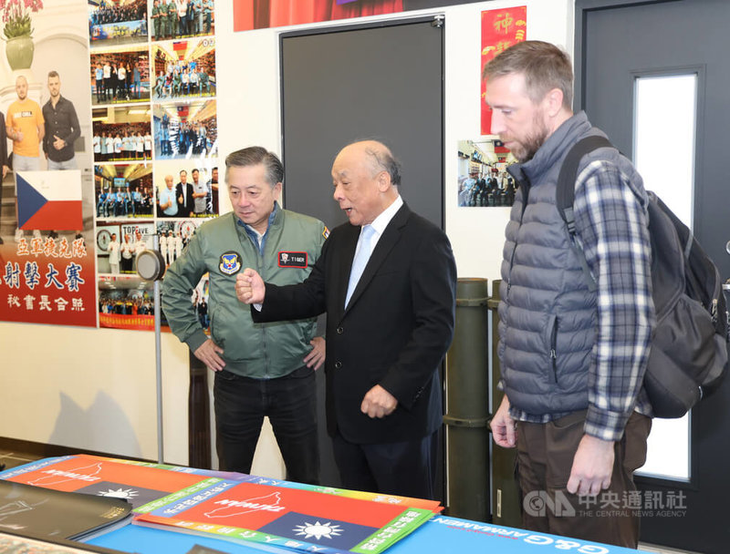 怪怪貿易執行長廖英熙(中)向前美國陸軍上尉陶佛(右)、前美國國防部官員胡振東(左),介紹公司生產氣動玩具槍與電子靶系統的經營理念。中央社記者張新偉攝 115年1月10日