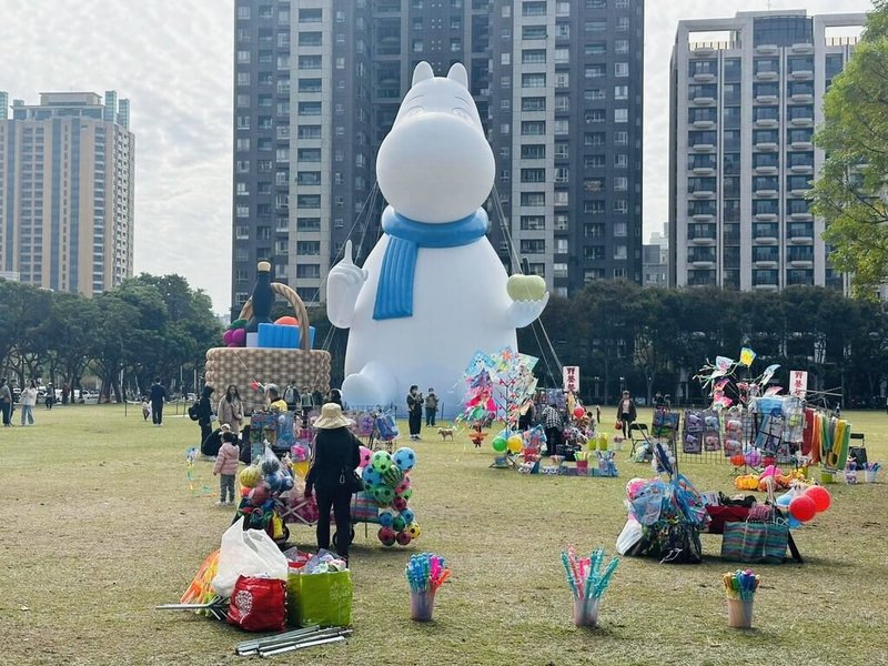 台中市政府近日在市民廣場設置巨型「姆明」氣偶吸引人潮，不過有議員10日指出周邊違規攤商聚集。市府表示，建設局將聯合員警進行稽查取締。（黃守達提供）中央社記者郝雪卿傳真  115年1月10日