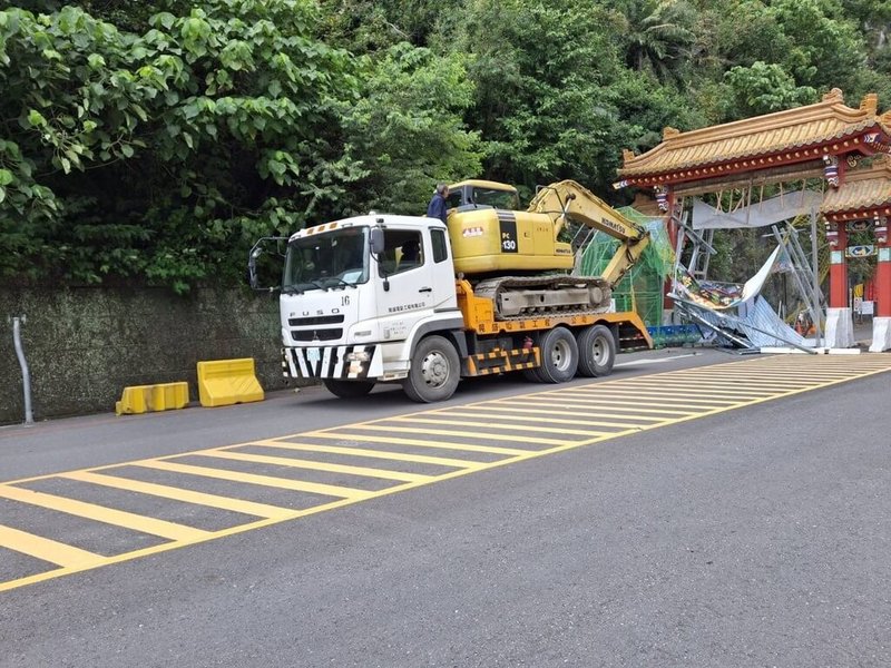 太魯閣牌樓「東西橫貫公路」字體目前正在修復中，但10日上午又被1輛載著怪手的工程車撞上，造成施工架毀損、嚴重變形，目前初判牌樓主體結構未受損。（太管處提供）中央社記者張祈傳真　115年1月10日