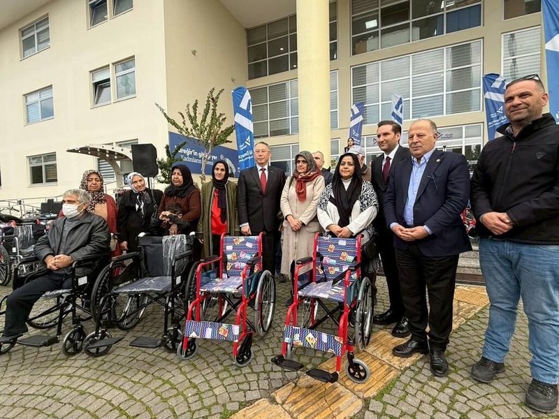 台灣捐出315台兒童輪椅給土耳其,其中165台供尤瑞吉(Yuregir)的身障兒童使用。圖為駐土耳其代表黃志揚(中排左5)、尤瑞吉市長德米察勒(Ali Demircali)(中排右2)等人9日出席捐贈儀式。(駐土耳其代表處提供)中央社記者李晉緯新德里傳真 115年1月10日