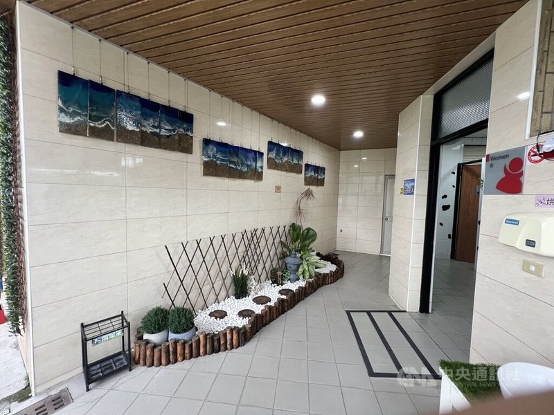 台9線台東卑南鄉路段旁的「初鹿加油站」廁所，近日增添了藝術及海洋氣息。原本冰冷的牆壁變身為畫廊，展出學生創作的「沙灘、海洋、海岸線」作品。中央社記者盧太城台東攝 115年1月10日