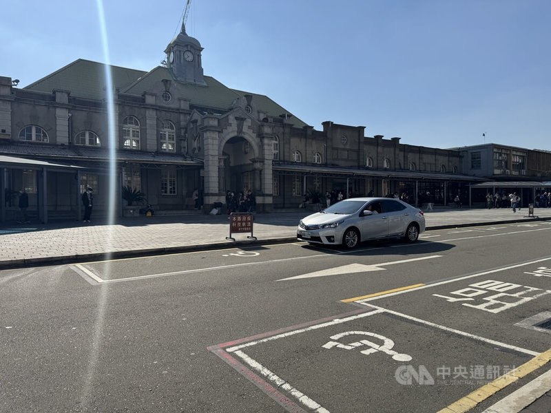 新竹火車站前只有汽、機車臨停區，部分身心障礙者反映下肢不便者要搭車卻無法久停。竹市府表示，鄰近路外停車場設有身障車格，透過無障礙動線進出更安全與便利。中央社記者魯鋼駿攝 115年1月10日