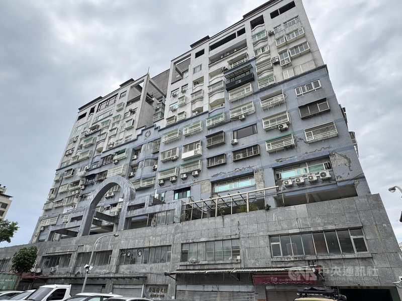 位於花蓮市區的華爾街大樓在0403強震受損嚴重被列為紅單危樓，弱層補強工程日前動工，工期預計2年。中央社記者張祈攝 115年1月10日