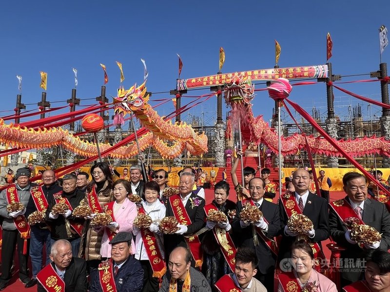 台中市清水區玉京天公祖總廟10日舉行龍鳳呈瑞龍柱完成大典，包含立法院長韓國瑜（2排右2）、台中市長盧秀燕（2排左6）、國民黨主席鄭麗文（2排左4）等人出席見證。中央社記者郝雪卿攝    115年1月10日