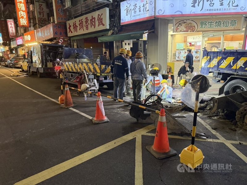 台北市警消10日晚間獲報指延平北路3段、近延三夜市附近路面飄散瓦斯味，人員到場發現疑有瓦斯漏氣情形，立即通知瓦斯公司到場處理。（翻攝畫面）中央社記者劉建邦傳真　115年1月10日