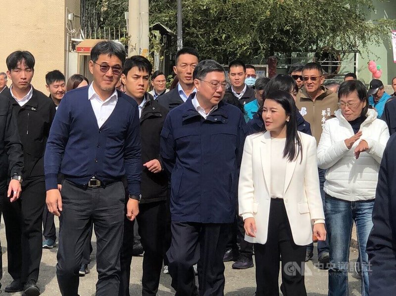 行政院長卓榮泰（前中）10日在民進黨籍立委劉建國（前左1）、國民黨籍立委張嘉郡（前右1）等人陪同下，視察雲林縣元長鄉運動設施規劃。中央社記者黃國芳攝　115年1月10日