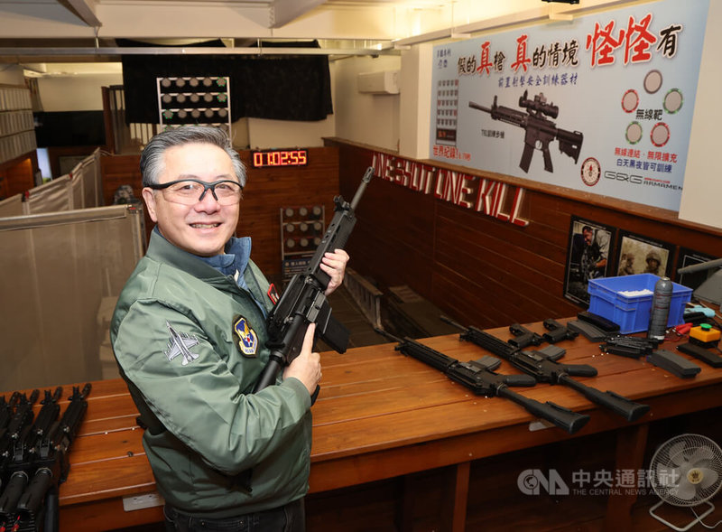 美國國防部前官員胡振東赴彰化伸港參觀怪怪貿易,了解台灣玩具槍產業發展概況。中央社記者張新偉攝 115年1月10日