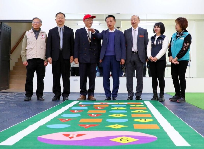 嘉義縣柴林腳教育基金會10日在溪口鄉舉辦「溫馨夢想家」揭牌啟用典禮，縣長翁章梁（右4）、基金會董事長王崑池（右3）等人共同見證，並參觀長者學習運動場域。（嘉義縣政府提供）中央社記者黃國芳傳真　115年1月10日