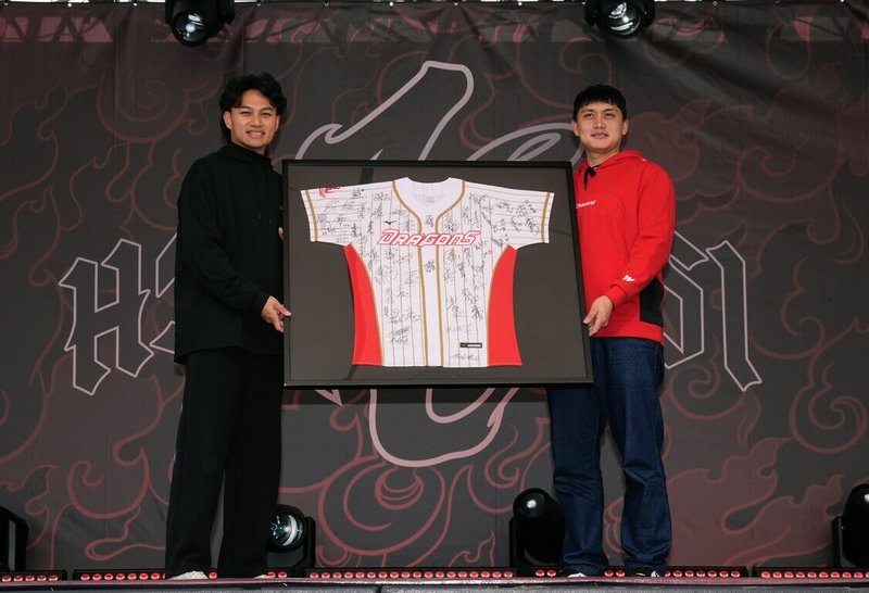 棒球投手徐若熙(左)將展開旅日生涯,從高中就「在一起」近10年的隊友劉基鴻(右)10日現身歡送會送祝福,劉基鴻說,「我很驕傲我的同學這麼強」。(味全龍隊提供)中央社記者謝靜雯傳真 115年1月10日