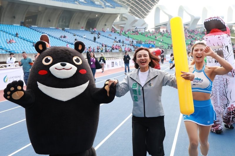 民主進步黨高雄市長初選倒數，參與角逐的民進黨籍立法委員邱議瑩（中）10日晚間將在前鎮區辦選前之夜造勢，邱議瑩透過新聞稿說，台南市長黃偉哲將現身助陣。（邱議瑩辦公室提供）中央社記者林巧璉傳真　115年1月10日