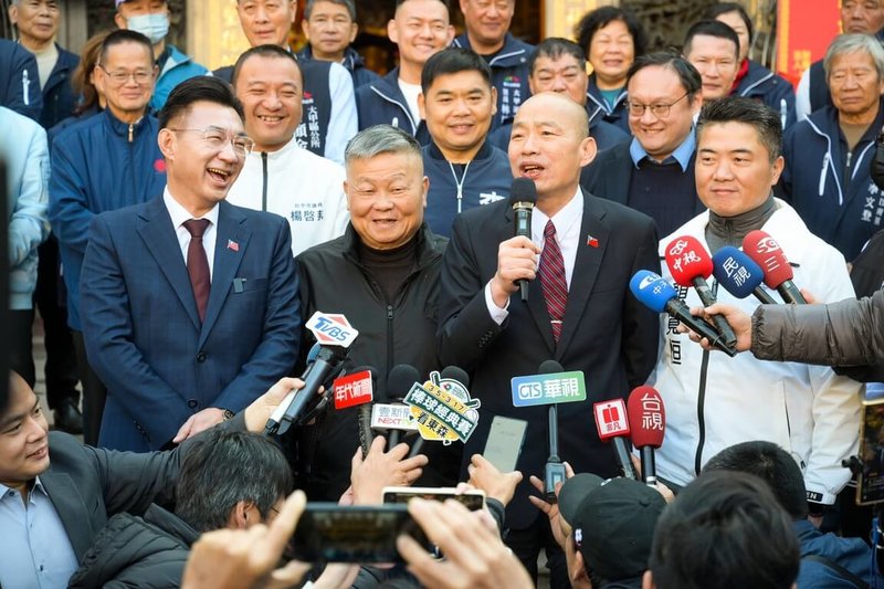 立法院長韓國瑜（前排右2）10日與副院長江啟臣（前排左）前往大甲鎮瀾宮，發放立法院馬年春聯。 （立法院提供） 中央社記者王承中傳真 115年1月10日