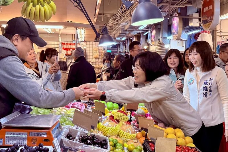 民主進步黨新北市長參選人（前右）10日在團隊陪同下，於中和區枋寮市場掃街拜票，爭取支持。（蘇巧慧辦公室提供）中央社記者黃旭昇新北傳真  115年1月10日