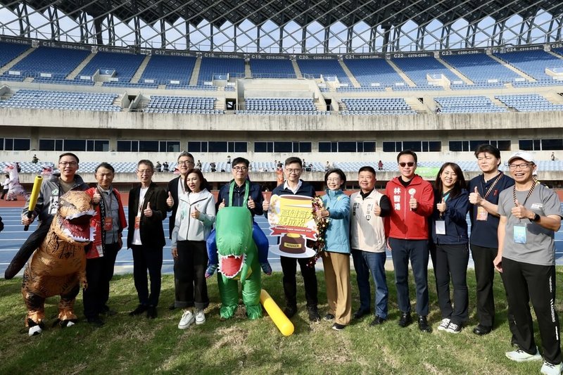 2026高雄富邦馬拉松周邊活動「最速恐龍爭霸賽」10日在國家體育場周邊登場，民進黨籍立委邱議瑩（前左4）、林岱樺（右6）、賴瑞隆（右7）與高雄市長陳其邁（前左5）同台參與，場面熱鬧。（高雄市新聞局提供）中央社記者林巧璉傳真　115年1月10日