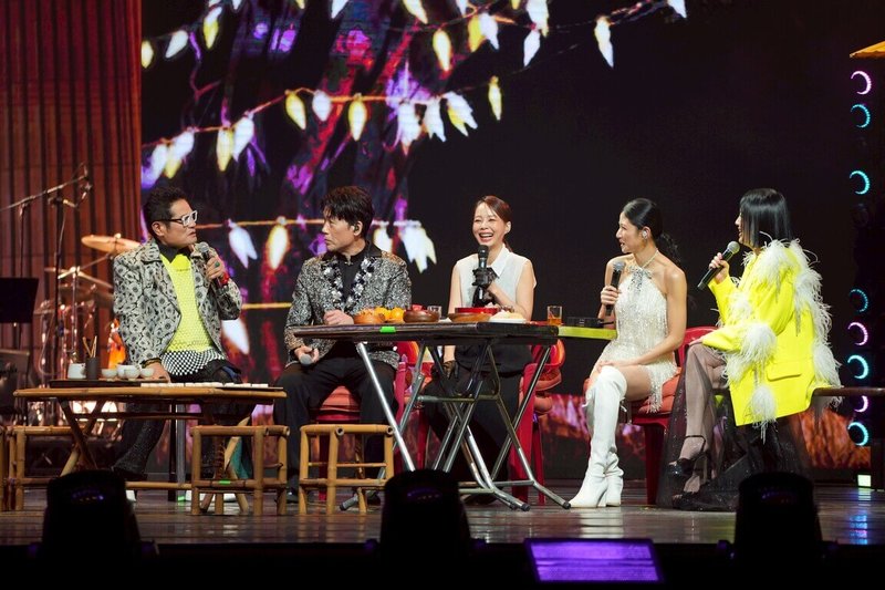 文總春節特別節目「2026 WE ARE 我們的除夕夜」10日晚間在台北流行音樂中心錄製，藝人許效舜（左）與苗可麗（右）邀請歌手羅時豐（左2）、李千娜（右2）、孫淑媚（中）輪番獻唱，眾人在台上熱鬧相聚。（文總提供）中央社記者王寶兒傳真　115年1月10日