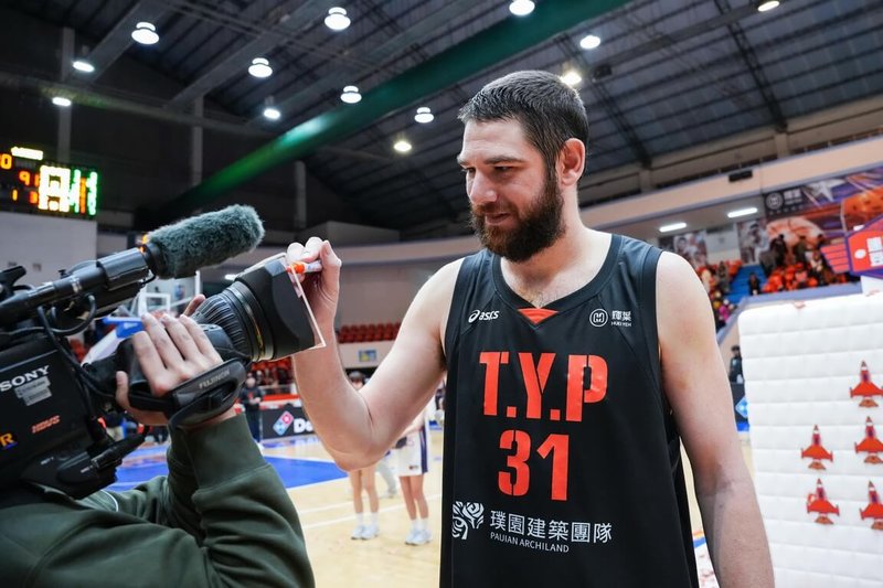 台灣職籃P.LEAGUE+ 桃園璞園領航猿隊10日主場迎戰台鋼獵鷹隊，靠著洋將阿提諾（圖）繳出24分、13籃板「雙10」好表現，終場助隊以99比91搶勝。（PLG提供）中央社記者陳容琛傳真　115年1月10日