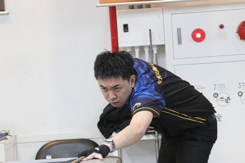 第4屆台北職業撞球公開賽10日進行單敗淘汰賽，「港都魔獸」吳坤霖（圖）成功搶下8強門票，將力拚生涯賽史首座冠軍。（中華民國撞球總會提供）中央社記者黎建忠傳真　115年1月10日