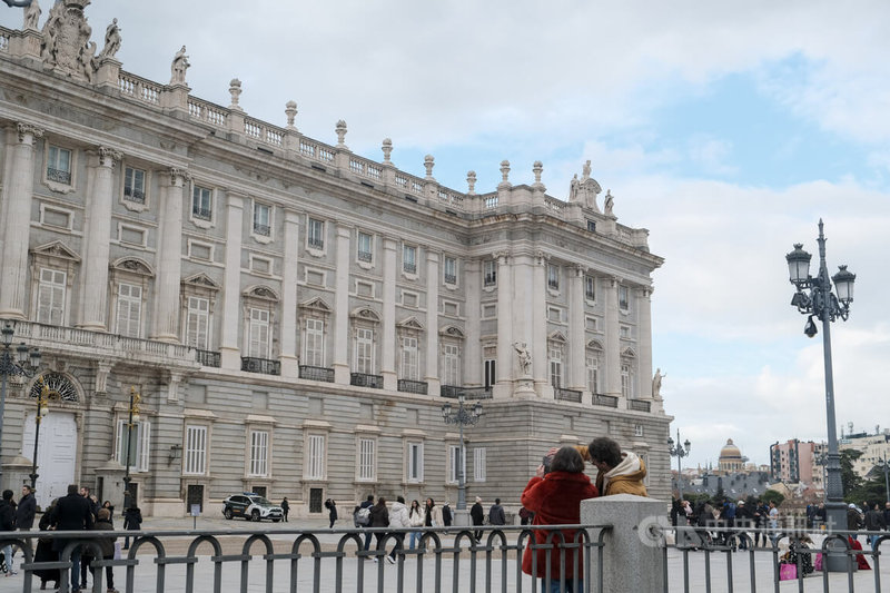 西班牙國家遺產局統計,2025年王室古蹟遊客人數超過745萬人次,創下歷史新高,其中「馬德里王宮」表現最亮眼,以遊客高達176萬人次排名居冠,較2024年成長11.6%。中央社記者胡家綺馬德里攝 115年1月10日