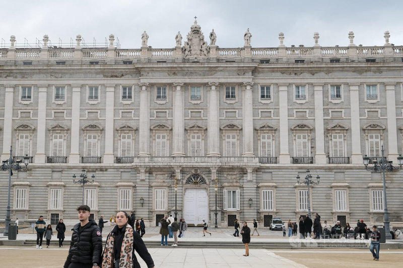 「馬德里王宮」的建築風格介於巴洛克與新古典主義之間，外表肅穆莊嚴，內部富麗堂皇，總吸引眾多遊客前來造訪。中央社記者胡家綺馬德里攝 115年1月10日