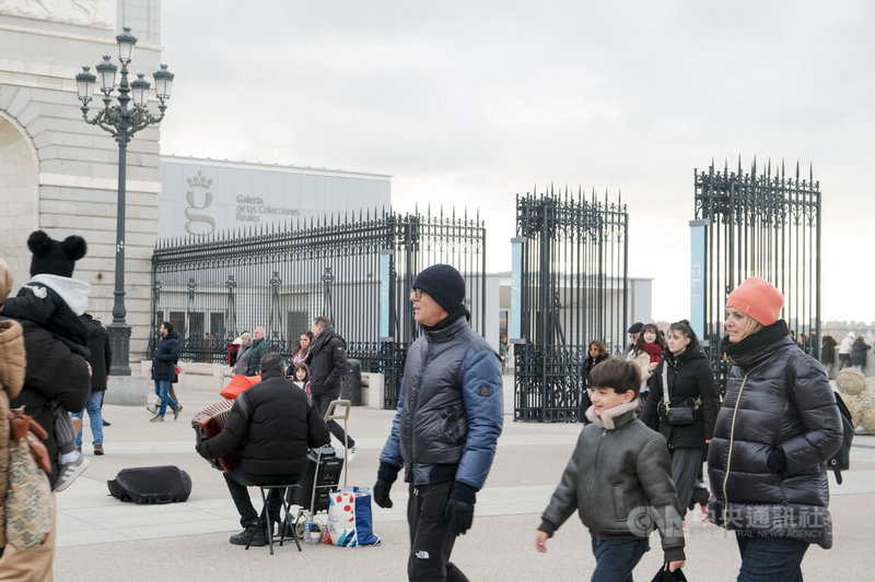 「西班牙皇家收藏藝廊博物館」毗鄰馬德里王宮,2023年6月開放參觀至今僅2年半,已躍升為西班牙文化旅遊重要景點,2025年共接待74萬人次訪客,較2024年增長12.5%。中央社記者胡家綺馬德里攝 115年1月10日