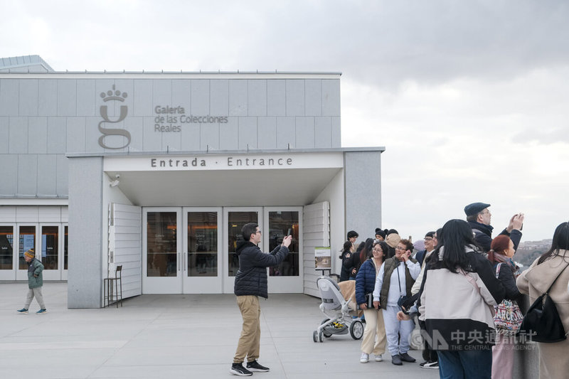 「西班牙皇家收藏藝廊博物館」屬於王宮建築群的一部分,由西班牙國家遺產局負責管理,入口大門前有座觀景陽台,總吸引眾多遊客駐足拍照。中央社記者胡家綺馬德里攝 115年1月10日