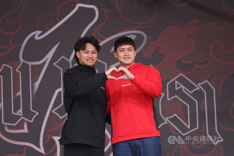 加盟日本職棒福岡軟銀鷹的棒球投手徐若熙（左）10日在天母棒球場外出席旅外球迷歡送會，與多年隊友、中職味全龍「紅色大砲」劉基鴻（右）同台比出愛心。中央社記者王飛華攝　115年1月10日