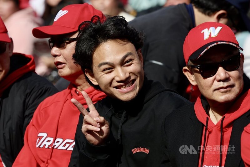 棒球投手徐若熙（右2）即將展開旅外生涯，中華職棒味全龍隊10日在天母舉行「徐若熙旅外球迷歡送會」，吸引大批球迷到場參與，龍隊復出推手魏應充（左）也到場送祝福。中央社記者王飛華攝　115年1月10日
