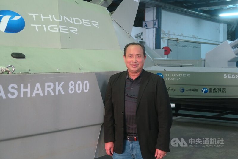 雷虎科技董事長陳冠如介紹雷虎所研製的海鯊號Seashark 800無人艇。中央社記者吳書緯攝　115年1月10日