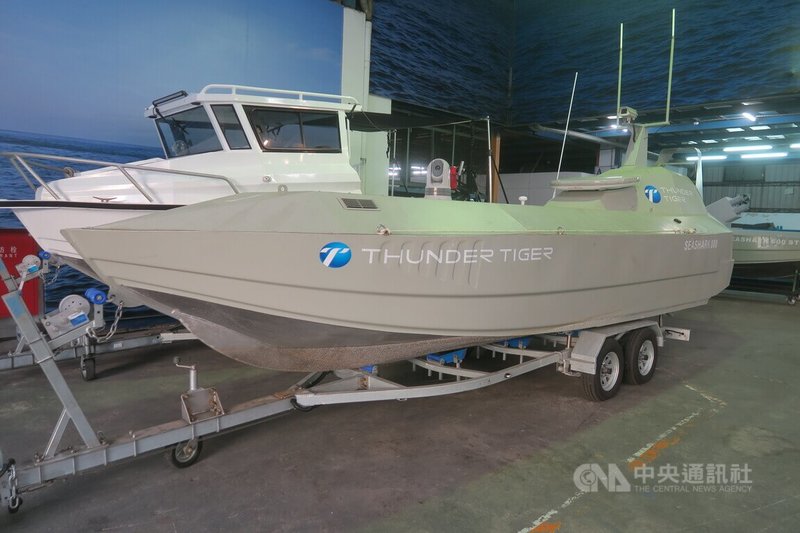 海鯊號SeaShark 800(前)是雷虎科技旗下的旗艦級自殺式無人艇,曾於2025年中科院舉辦的無人艇比武大會公開展示性能。中央社記者吳書緯攝 115年1月10日