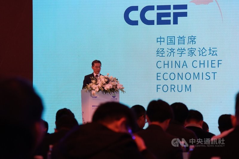 2026中國首席經濟學家論壇年會10日在上海登場，經貿法律專家、中國全國政協常委周漢民發表演講，認為2026年世界經濟既非衰退也非復甦，而是不穩定性常態化。中央社記者張淑伶上海攝　115年1月10日