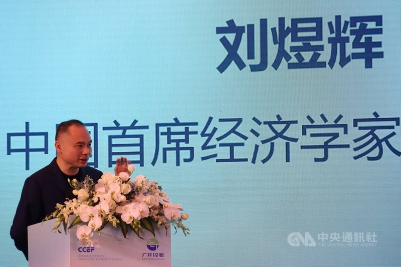 中國首席經濟學家論壇理事劉煜輝10日在論壇年會中表示,AI變革和G2(指中美兩國)之間的國運競爭重疊,未來面臨的是極度動蕩和極度繁榮在此過程中交織在一起。中央社記者張淑伶上海攝 115年1月10日