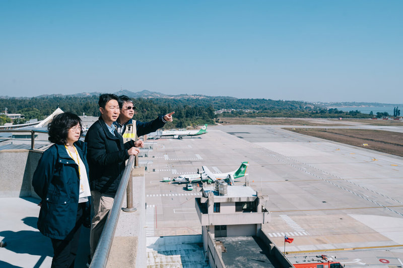 交通部長陳世凱（左2）10日前往視察金門機場，聽取民航局簡報機場空側道面整建工程規劃情形。（交通部提供）中央社記者黃巧雯傳真　115年1月10日