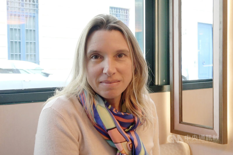 法國國民議會議員聖珀（Laetitia Saint-Paul）提出關於外國干預與人工智慧（AI）的報告，詳述台灣對抗假訊息及提升公民意識的努力。中央社記者曾依璇巴黎攝　115年1月10日