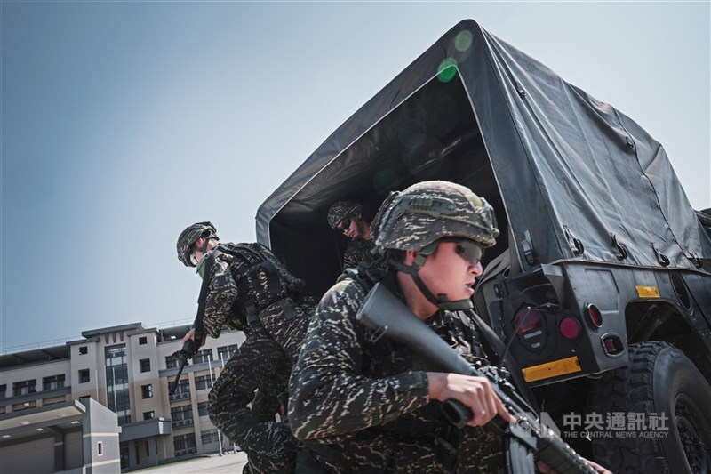 圖為陸戰隊戒護營士兵過去使用T65K2步槍進行訓練。（中央社檔案照片）
