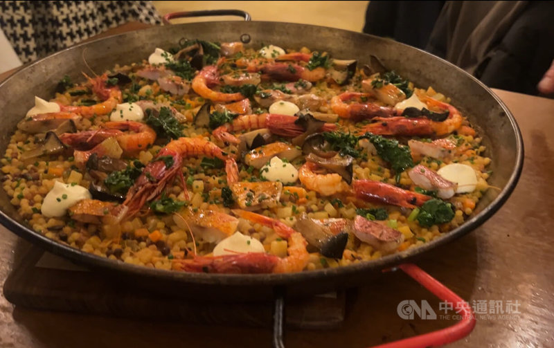 Al Refettorio餐館的「海鮮珍珠麵」，這種形如米粒的珍珠麵（Fregola）是薩丁尼亞島特產，以海鮮燉煮，看來類似西班牙海鮮飯（Paella），口感卻是彈牙麵食。中央社記者黃雅詩阿爾蓋羅攝 115年1月10日